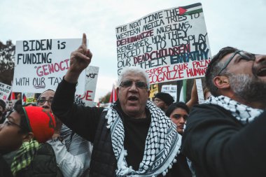 Filistinliler Özgürlük Meydanı 'ndan Beyaz Saray' a Protesto Ediyor. 4 Kasım 2023, New York, ABD: Filistinli protestocular Filistinlilere yapılan saldırıları protesto etmek için Özgürlük Meydanı 'ndan Beyaz Saray' a yürüdüler