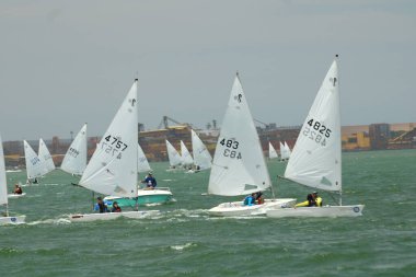 VITORIA (ES) Brazil 04 / 11 / 2023 - 37. Brezilya Dingue Sınıfı Şampiyonası, ES 'te Vitoria plajında, 4 Kasım 2023 tarihli yarışmanın ikinci günüydü. 