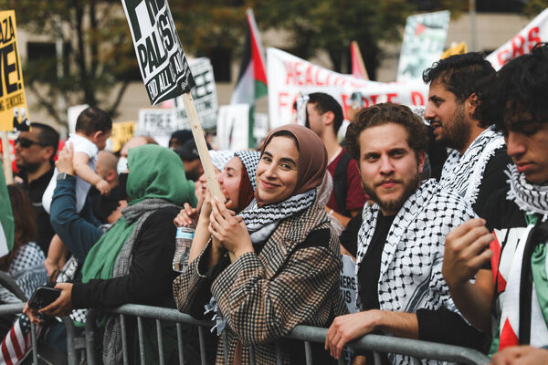 Протест палестинцев от площади Свободы до Белого дома. 4 ноября 2023 года, Нью-Йорк, США: Палестинские демонстранты маршируют от площади Свободы до Белого дома в знак протеста против израильских нападений на палестинцев