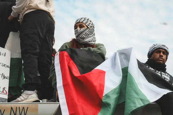 パレスチナ人は自由広場からホワイトハウスに抗議 2023年11月4日 米国ニューヨーク パレスチナ人抗議デモ参加者 フリーダムプラザからホワイトハウスへ イスラエル人パレスチナ人に対する攻撃に抗議 — ストック写真
