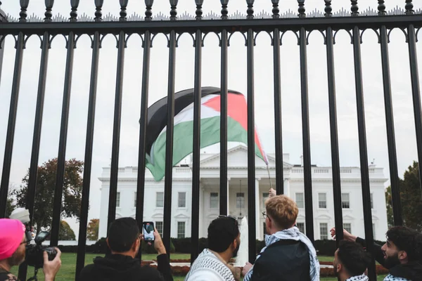 パレスチナ人は自由広場からホワイトハウスに抗議 2023年11月4日 米国ニューヨーク パレスチナ人抗議デモ参加者 フリーダムプラザからホワイトハウスへ イスラエル人パレスチナ人に対する攻撃に抗議 — ストック写真