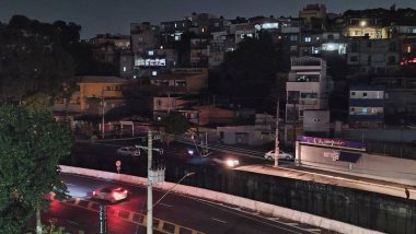SAO PAULO, Brezilya - 03 / 11 / 2023: Başkentin Güney Bölgesi 'ndeki Vila das Belezas metrosuna yakın bölgede, bu Cuma öğleden sonra saatlerinden bu yana tamamen karartma yapıldı ve bölge sakinleri için işleri karmaşık hale getirdi. 