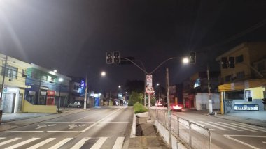 SAO PAULO, Brezilya - 11 / 03 / 2023: Piraporinha bölgesindeki Avenida M Boi Mrim merkez koridorunda devrilen ağaçlar, Sao Paulo ve trafik ışıkları söndü.