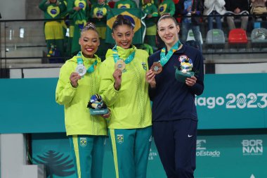 Santiago (Şili), 03 / 11 / 2023 - Geovanna Santos gümüş madalya, Barbara Domingo altın madalya ve Evita Griskenas Ritmik Jimnastik 'te bronz madalya - top, takım spor merkezinde