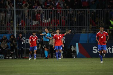 Vina del Mar, Şili - 04 / 11 / 2023: Şili golü atıyor ve Şili 'nin Vina del Mar kentindeki Sausalito Stadyumu' nda oynanan Pan Amerikan Oyunları finalinde Brezilya ile Şili arasında oynanan karşılaşmayı kutluyor.