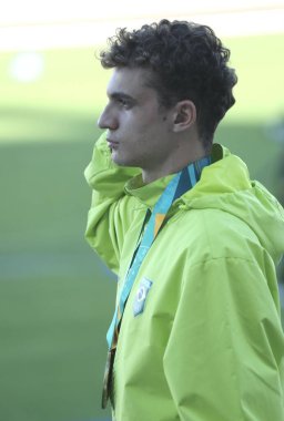 SANTIAGO, Şili - 03 / 11 / 2023: Brezilyalı Renan Correa (altın), Dominikli Jose Alnardo Gonzalez (gümüş) ve Saint Kitts ve Nevis (Kititianos) Nadale Buntin (bronz) tarafından Julio Martinez Ulusal Stadyumu 'nda düzenlenen erkekler 200 metre finalinde madalya töreni