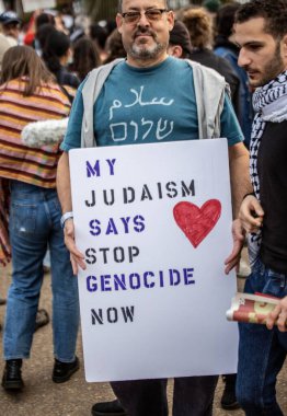 WASHINGTON DC (ABD), 11 / 04 / 2023 - Filistin yanlısı protestocular, İsrail-Hamas savaşını protesto etmek için Beyaz Saray 'ın önüne kadar Washington DC sokaklarında yürüdüler. 