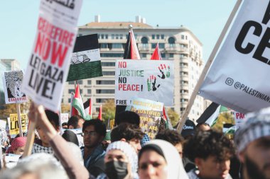 Filistinliler Özgürlük Meydanı 'ndan Beyaz Saray' a Protesto Ediyor. 4 Kasım 2023, New York, ABD: Filistinli protestocular Filistinlilere yapılan saldırıları protesto etmek için Özgürlük Meydanı 'ndan Beyaz Saray' a yürüdüler