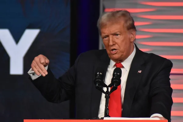 4 Kasım 2023, Kissimmee, Florida, ABD: Eski ABD Başkanı Donald J. Trump, Florida Cumhuriyet Partisi Özgürlük Zirvesi 'nde açıklama yaptı.