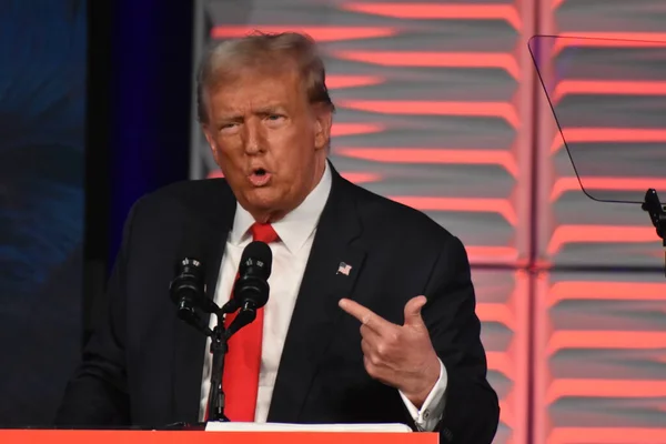 4 Kasım 2023, Kissimmee, Florida, ABD: Eski ABD Başkanı Donald J. Trump, Florida Cumhuriyet Partisi Özgürlük Zirvesi 'nde açıklama yaptı.