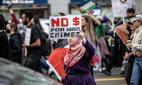 ワシントンDc 2023 親パレスチナの抗議者は ホワイトハウスの前で イスラエル ハマス戦争に抗議するまで ワシントンDcの通りで行進します — ストック写真