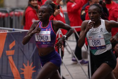 TCS New York City Maratonu 2023. 5 Kasım 2023, New York, ABD: Etiyopyalı Tamirat Tola rekorları kırıp 2: 04: 58 'de NYC erkek yarışını kazanırken, Kenyalı Hellen Obiri 2: 27: 23' lük derecesiyle bayanlar yarışına hakim oldu.. 