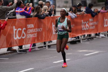TCS New York City Maratonu 2023. 5 Kasım 2023, New York, ABD: Etiyopyalı Tamirat Tola rekorları kırıp 2: 04: 58 'de NYC erkek yarışını kazanırken, Kenyalı Hellen Obiri 2: 27: 23' lük derecesiyle bayanlar yarışına hakim oldu.. 
