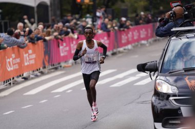 TCS New York City Maratonu 2023. 5 Kasım 2023, New York, ABD: Etiyopyalı Tamirat Tola rekorları kırıp 2: 04: 58 'de NYC erkek yarışını kazanırken, Kenyalı Hellen Obiri 2: 27: 23' lük derecesiyle bayanlar yarışına hakim oldu.. 