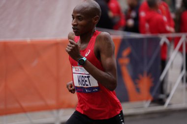 TCS New York City Maratonu 2023. 5 Kasım 2023, New York, ABD: Etiyopyalı Tamirat Tola rekorları kırıp 2: 04: 58 'de NYC erkek yarışını kazanırken, Kenyalı Hellen Obiri 2: 27: 23' lük derecesiyle bayanlar yarışına hakim oldu.. 