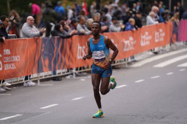 TCS New York City Maratonu 2023. 5 Kasım 2023, New York, ABD: Etiyopyalı Tamirat Tola rekorları kırıp 2: 04: 58 'de NYC erkek yarışını kazanırken, Kenyalı Hellen Obiri 2: 27: 23' lük derecesiyle bayanlar yarışına hakim oldu.. 
