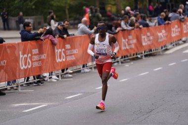 TCS New York City Maratonu 2023. 5 Kasım 2023, New York, ABD: Etiyopyalı Tamirat Tola rekorları kırıp 2: 04: 58 'de NYC erkek yarışını kazanırken, Kenyalı Hellen Obiri 2: 27: 23' lük derecesiyle bayanlar yarışına hakim oldu.. 