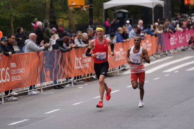 TCS New York City Maratonu 2023. 5 Kasım 2023, New York, ABD: Etiyopyalı Tamirat Tola rekorları kırıp 2: 04: 58 'de NYC erkek yarışını kazanırken, Kenyalı Hellen Obiri 2: 27: 23' lük derecesiyle bayanlar yarışına hakim oldu.. 