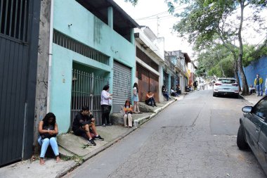 Sao Paulo, 11 / 05 / 23 - Sao Paulo 'nun güneyindeki Jose Lins do Rego Devlet Okulu' nda öğrenciler ENEM 'in ilk günü için kapıların açılmasını bekliyorlar. 