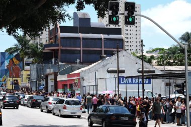 Sao Paulo, 11 / 05 / 2023 - Öğrenciler Sao Paulo 'nun güneyindeki Santo Amaro' daki Faculdade UNISA 'ya ENEM sınavına girmek için geldiler. 