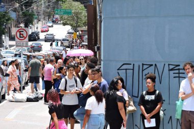 Sao Paulo, 11 / 05 / 2023 - Öğrenciler Sao Paulo 'nun güneyindeki Santo Amaro' daki Faculdade UNISA 'ya ENEM sınavına girmek için geldiler. 