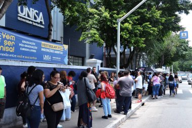 Sao Paulo, 11 / 05 / 2023 - Öğrenciler Sao Paulo 'nun güneyindeki Santo Amaro' daki Faculdade UNISA 'ya ENEM sınavına girmek için geldiler. 