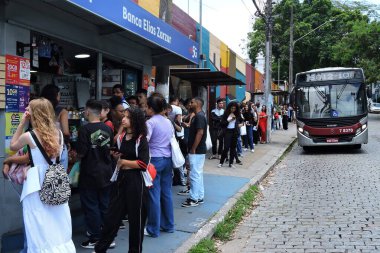 Sao Paulo, 11 / 05 / 2023 - Öğrenciler Sao Paulo 'nun güneyindeki Santo Amaro' daki Faculdade UNISA 'ya ENEM sınavına girmek için geldiler. 