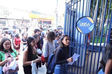 Sao Paulo, 11 / 05 / 2023 - Öğrenciler Sao Paulo 'nun güneyindeki Santo Amaro' daki Faculdade UNISA 'ya ENEM sınavına girmek için geldiler. 