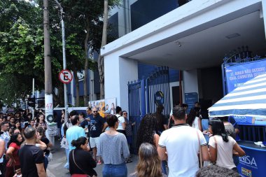 Sao Paulo, 11 / 05 / 2023 - Öğrenciler Sao Paulo 'nun güneyindeki Santo Amaro' daki Faculdade UNISA 'ya ENEM sınavına girmek için geldiler. 