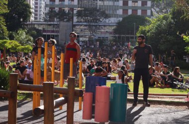 Sao Paulo (SP), Brezilya 05 / 11 / 2023 - Rua Augusta 'nın orta kesimindeki Parque Augusta' da büyük bir hareket var, Rua Eduardo Prado 'nun köşesinde, yarın açılışın ikinci yılını kutluyor (06) )