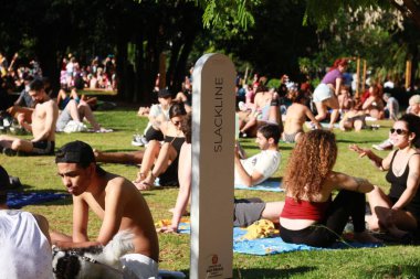 Sao Paulo (SP), Brezilya 05 / 11 / 2023 - Rua Augusta 'nın orta kesimindeki Parque Augusta' da büyük bir hareket var, Rua Eduardo Prado 'nun köşesinde, yarın açılışın ikinci yılını kutluyor (06) )