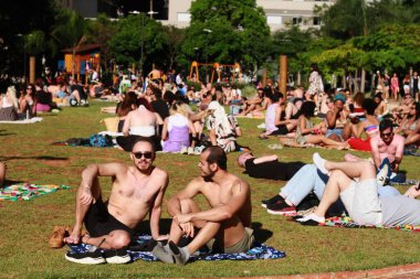 Sao Paulo (SP), Brezilya 05 / 11 / 2023 - Rua Augusta 'nın orta kesimindeki Parque Augusta' da büyük bir hareket var, Rua Eduardo Prado 'nun köşesinde, yarın açılışın ikinci yılını kutluyor (06) )