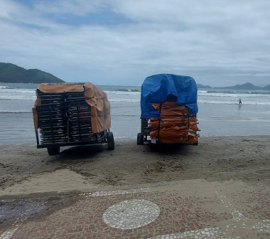 SANTOS (SP), Brezilya 11 / 05 / 2023 - Pazar gününün erken saatlerinde başlayan ve gün boyunca devam eden kuvvetli akşamdan kalmalık, Sao Paulo kıyısında güçlü dalgalar ve Santos kıyılarının büyük bir kısmını meydana getirdi.