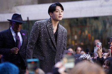 08 Kasım 2023 - New York, ABD: BTS üyesi Jung Kook Today Show 'da. BTS üyesi Jung Kook, Rockefeller Plaza 'daki Today Show' da canlı performans sergileyen hayranlarına 