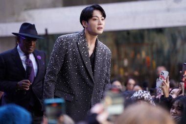 08 Kasım 2023 - New York, ABD: BTS üyesi Jung Kook Today Show 'da. BTS üyesi Jung Kook, Rockefeller Plaza 'daki Today Show' da canlı performans sergileyen hayranlarına 