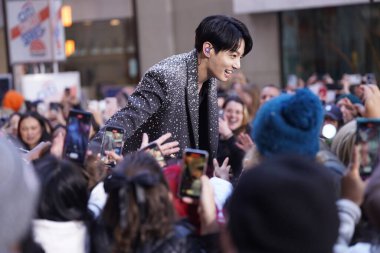 08 Kasım 2023 - New York, ABD: BTS üyesi Jung Kook Today Show 'da. BTS üyesi Jung Kook, Rockefeller Plaza 'daki Today Show' da canlı performans sergileyen hayranlarına 