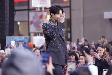08 Kasım 2023 - New York, ABD: BTS üyesi Jung Kook Today Show 'da. BTS üyesi Jung Kook, Rockefeller Plaza 'daki Today Show' da canlı performans sergileyen hayranlarına 