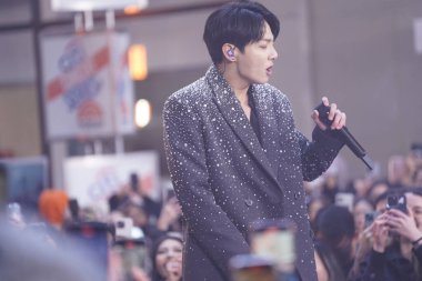 08 Kasım 2023 - New York, ABD: BTS üyesi Jung Kook Today Show 'da. BTS üyesi Jung Kook, Rockefeller Plaza 'daki Today Show' da canlı performans sergileyen hayranlarına 