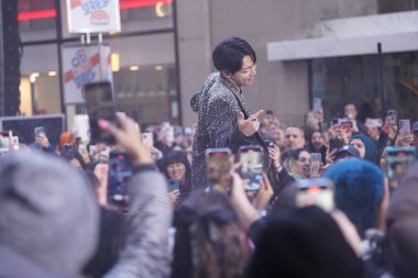 08 Kasım 2023 - New York, ABD: BTS üyesi Jung Kook Today Show 'da. BTS üyesi Jung Kook, Rockefeller Plaza 'daki Today Show' da canlı performans sergileyen hayranlarına 