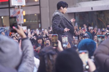 08 Kasım 2023 - New York, ABD: BTS üyesi Jung Kook Today Show 'da. BTS üyesi Jung Kook, Rockefeller Plaza 'daki Today Show' da canlı performans sergileyen hayranlarına 