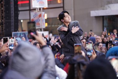 08 Kasım 2023 - New York, ABD: BTS üyesi Jung Kook Today Show 'da. BTS üyesi Jung Kook, Rockefeller Plaza 'daki Today Show' da canlı performans sergileyen hayranlarına 