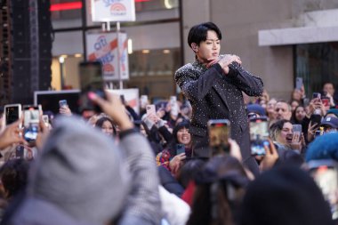 08 Kasım 2023 - New York, ABD: BTS üyesi Jung Kook Today Show 'da. BTS üyesi Jung Kook, Rockefeller Plaza 'daki Today Show' da canlı performans sergileyen hayranlarına 