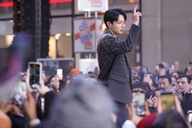 08 Kasım 2023 - New York, ABD: BTS üyesi Jung Kook Today Show 'da. BTS üyesi Jung Kook, Rockefeller Plaza 'daki Today Show' da canlı performans sergileyen hayranlarına 