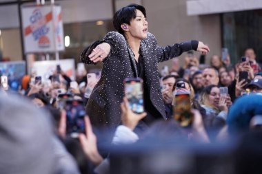 08 Kasım 2023 - New York, ABD: BTS üyesi Jung Kook Today Show 'da. BTS üyesi Jung Kook, Rockefeller Plaza 'daki Today Show' da canlı performans sergileyen hayranlarına 