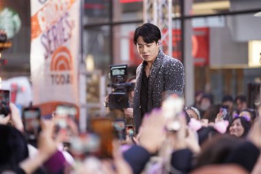 08 Kasım 2023 - New York, ABD: BTS üyesi Jung Kook Today Show 'da. BTS üyesi Jung Kook, Rockefeller Plaza 'daki Today Show' da canlı performans sergileyen hayranlarına 