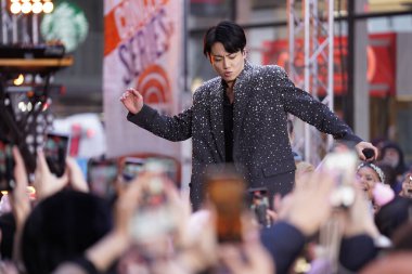 08 Kasım 2023 - New York, ABD: BTS üyesi Jung Kook Today Show 'da. BTS üyesi Jung Kook, Rockefeller Plaza 'daki Today Show' da canlı performans sergileyen hayranlarına 
