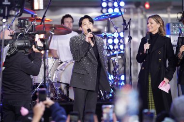 08 Kasım 2023 - New York, ABD: BTS üyesi Jung Kook Today Show 'da. BTS üyesi Jung Kook, Rockefeller Plaza 'daki Today Show' da canlı performans sergileyen hayranlarına 