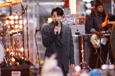 08 Kasım 2023 - New York, ABD: BTS üyesi Jung Kook Today Show 'da. BTS üyesi Jung Kook, Rockefeller Plaza 'daki Today Show' da canlı performans sergileyen hayranlarına 