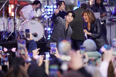 08 Kasım 2023 - New York, ABD: BTS üyesi Jung Kook Today Show 'da. BTS üyesi Jung Kook, Rockefeller Plaza 'daki Today Show' da canlı performans sergileyen hayranlarına 