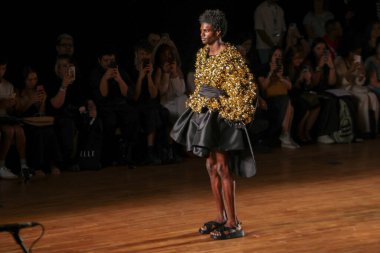 Sao Paulo, Brezilya - 8 Kasım 2023: Sao Paulo Moda Haftası sırasında Joao Pimenta defilesi. SPFW N56, Köken temalı, Alışveriş Iguatemi 'de, Sao Paulo' nun güney bölgesinde, bu Çarşamba, 8 Kasım 2023